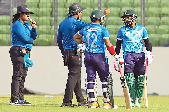 নারী আম্পায়ারের ম্যাচ আসলেই কি খেলতে চাননি মুশফিক–মাহমুদউল্লাহরা